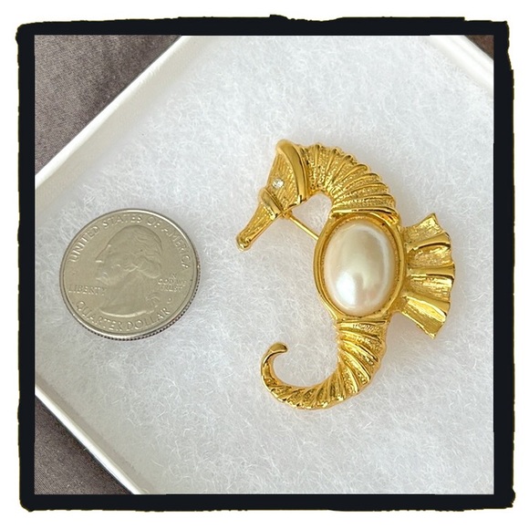 💕Beautiful Gold Tone Vintage Seahorse Pin / Brooch with Faux Pearl Cabochon💕 - Picture 2 of 5